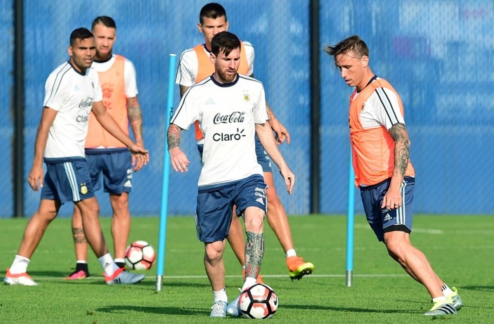 Argentinas Lionel Messi (C) practicses with teammates during a training session in East Rutherford, New Jersey, on June 24, 2016, two days ahead of their Copa America Centenario final against Chile