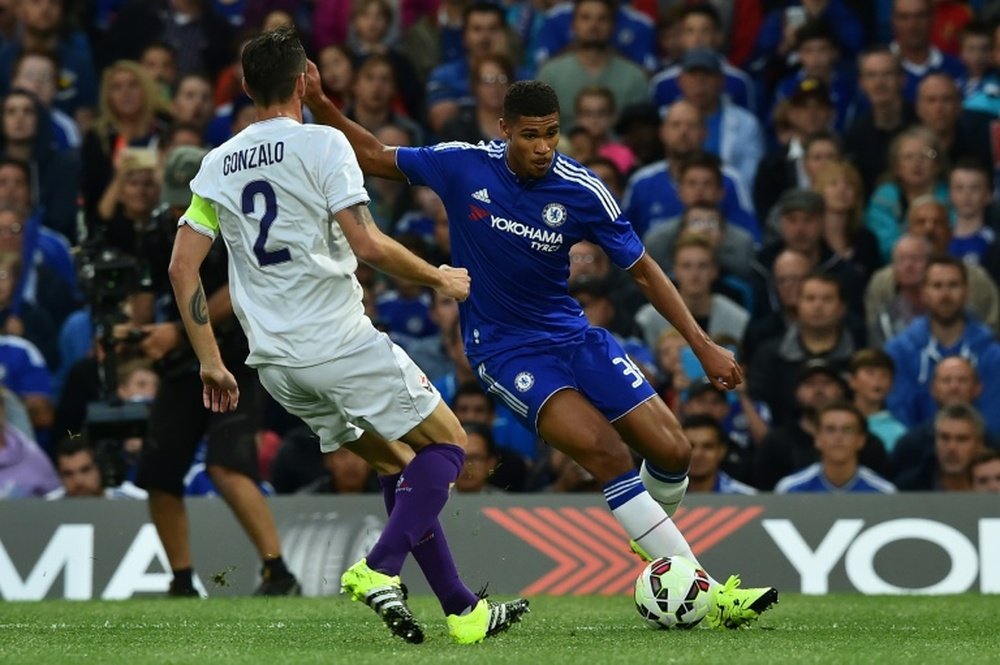 Chelseas midfielder Ruben Loftus-Cheek (R) shoots around Fiorentinas defender Gonzalo (L) but misses the chance during the pre-season friendly at Stamford Bridge in London on August 5, 2015