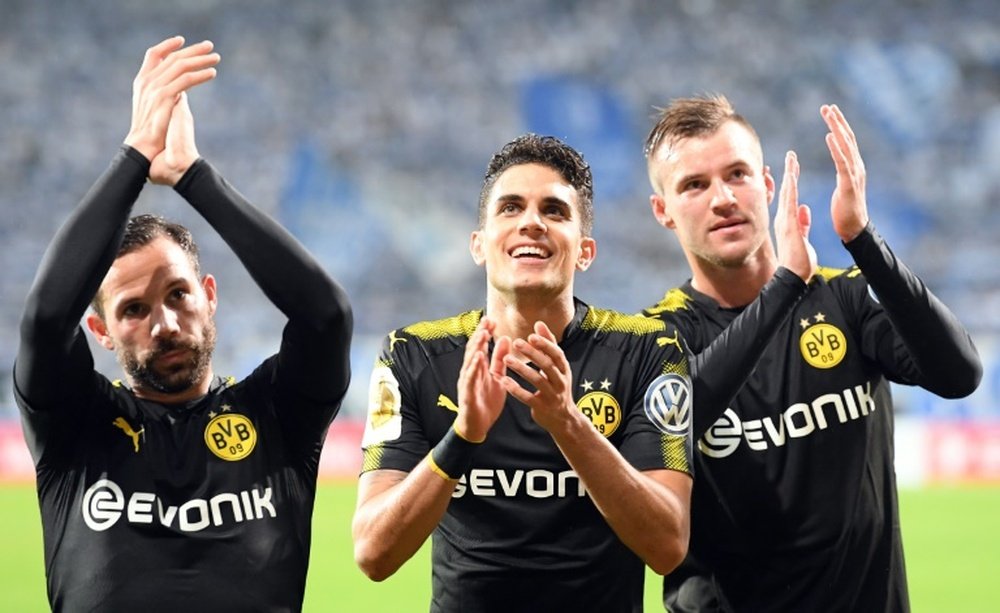 La afición del Borussia quiere mucho a Bartra (c). AFP