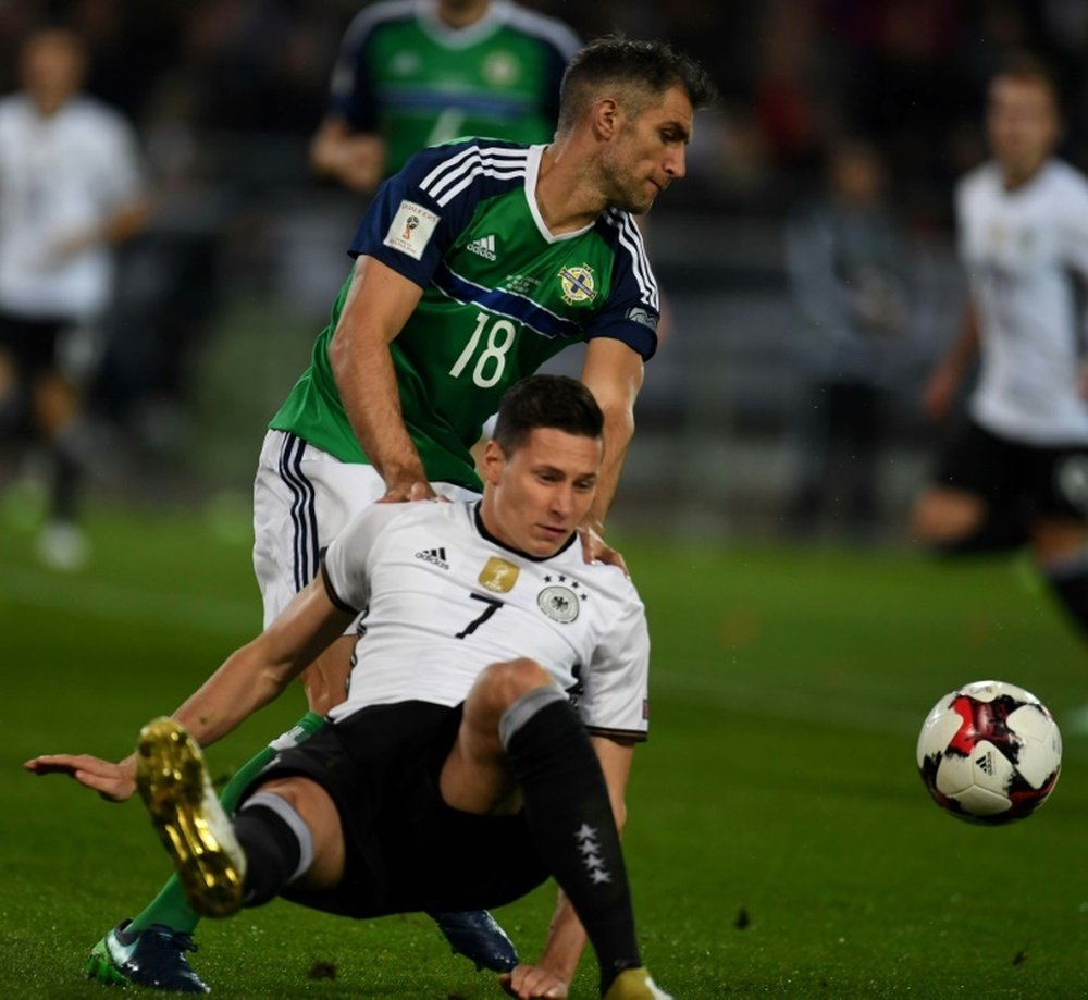 Hughes se cae de las próximas convocatorias de la Selección de Irlanda del Norte. AFP