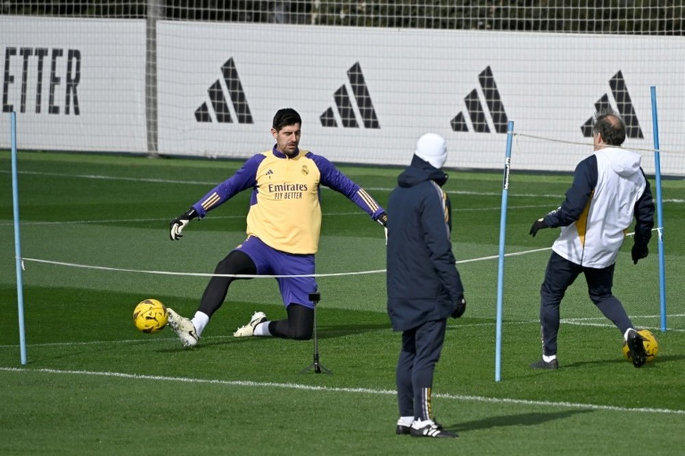 Courtois rompe o menisco interno do outro joelho. AFP