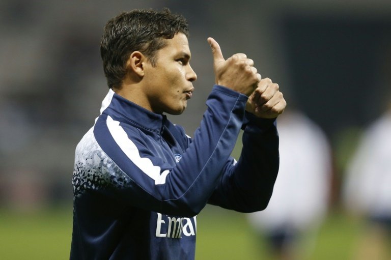 Paris Saint-Germains midfielder Thiago Silva warms up prior to the French L1 football match Nice vs Paris Saint-Germain on December 4, 2015 at the Allianz Riviera stadium in Nice, France