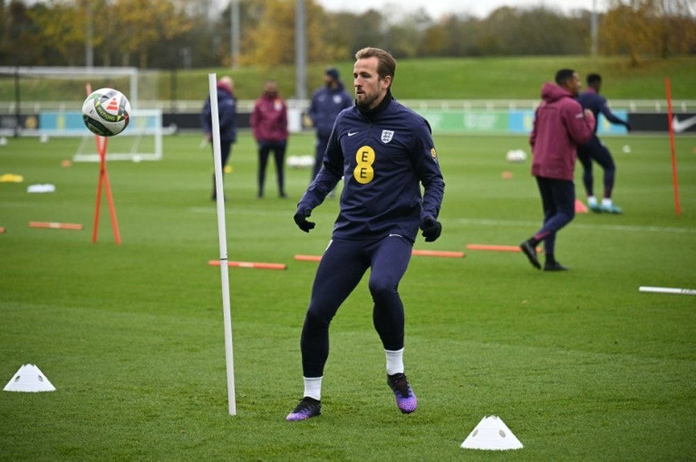 Kane é cortado de jogo após críticas a estrelas ausentes na Inglaterra. AFP