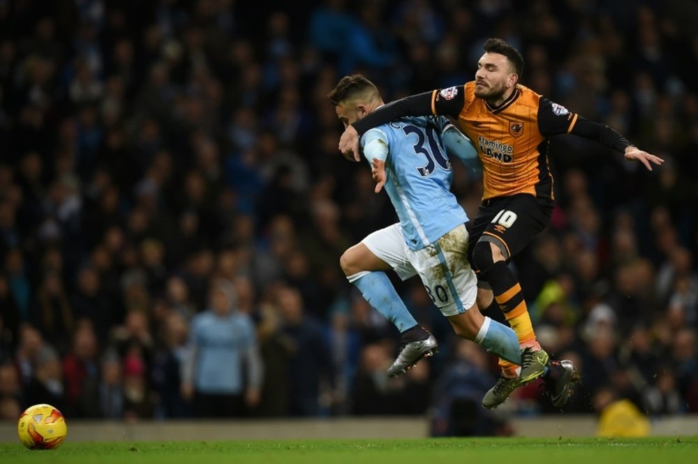 Hull City's midfielder Robert Snodgrass (R) vies with Manchester City's defender Nicolas Otamendi (L) during the English League Cup quarter-final football match in Manchester, England on December 1, 2015