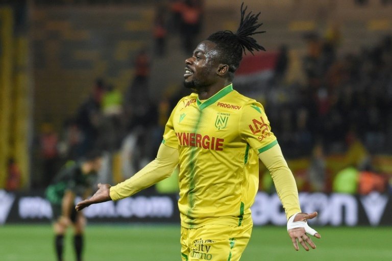 Le Paris FC tient son premier gros coup du mercato avec l’arrivée imminente de Moses Simon. L’attaquant nigérian de 29 ans, riche de six saisons en Ligue 1 sous les couleurs de Nantes, s’engagera après un accord conclu autour de 6 à 7 millions d’euros, bonus inclus.