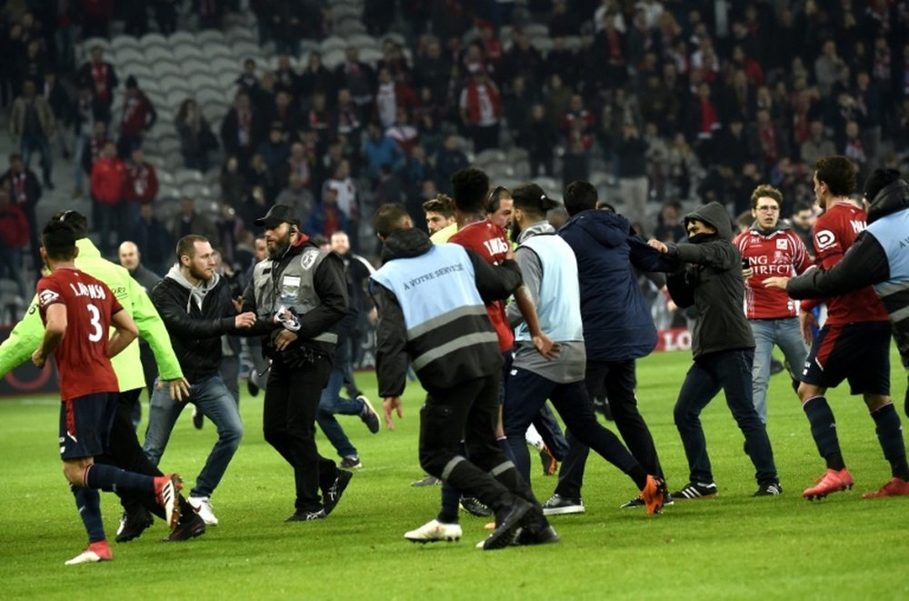 La afición del Lille la tomó con los jugadores. AFP