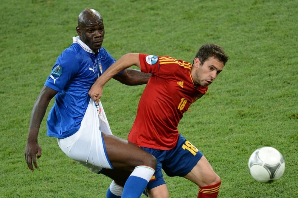 Balotelli ya sabe lo que es jugar con Italia y también contra España. AFP