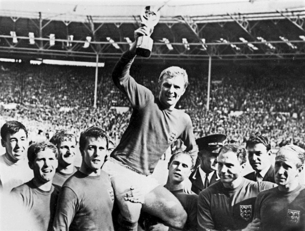 Bobby Moore levantó el Mundial de 1966 y en el siguiente fue detenido. AFP