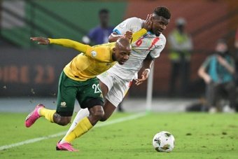 Sudáfrica subió hasta el tercer escalón del podio al ganar en los penaltis a la República Democrática del Congo (6-5) tras un 0-0 durante los 90 minutos. Los 'leopardos' pudieron llevarse la tanda tras el fallo inicial de su rival, pero claudicaron.