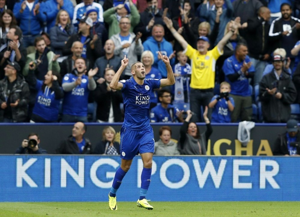 Slimani volvió a ser el héroe del Leicester al anotar un nuevo gol. AFP