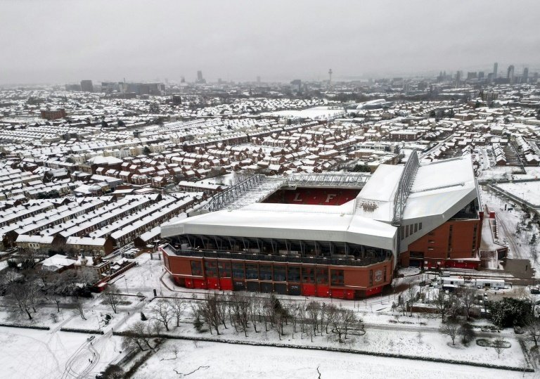 Anfield se cubrió de nieve. AFP