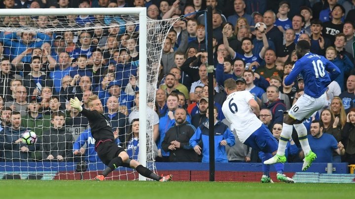 Everton's Lukaku halts Leicester revival