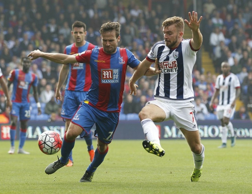 West Bromwich Albions English-born Scottish midfielder James Morrison (R) vies with Crystal Palaces French midfielder Yohan Cabaye during the English Premier League football match between Crystal Palace and West Bromwich Albion