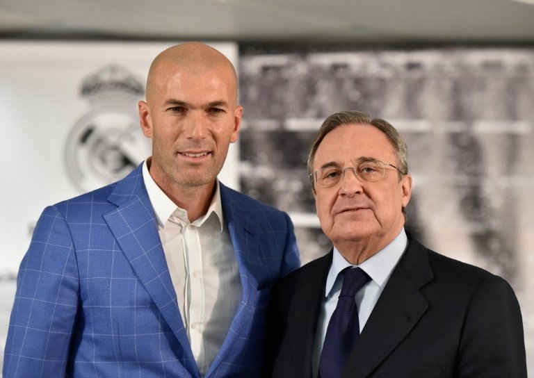 Real Madrids new coach Zinedine Zidane (L) poses with Real Madrids president Florentino Perez after a statement at the Santiago Bernabeu stadium in Madrid on January 4, 2016