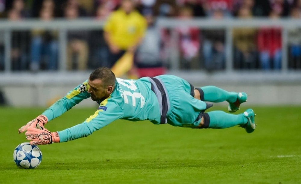 Portuguese goalkeeper Eduardo, pictured in action in 2015, will join Chelsea
