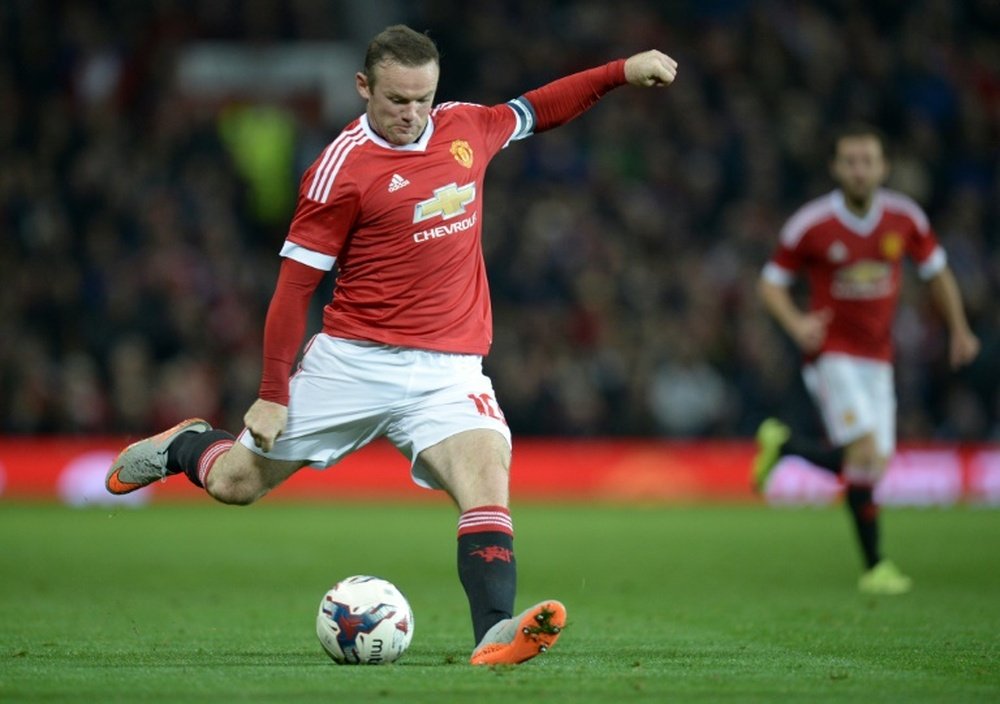 Rooney should stay and fight at Man Utd, says Scholes.