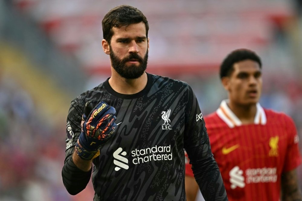 Alisson é deixado no banco pelo técnico do Liverpool. AFP