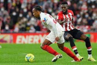 O Sevilla estuda a venda de Koundé e Diego Carlos.AFP