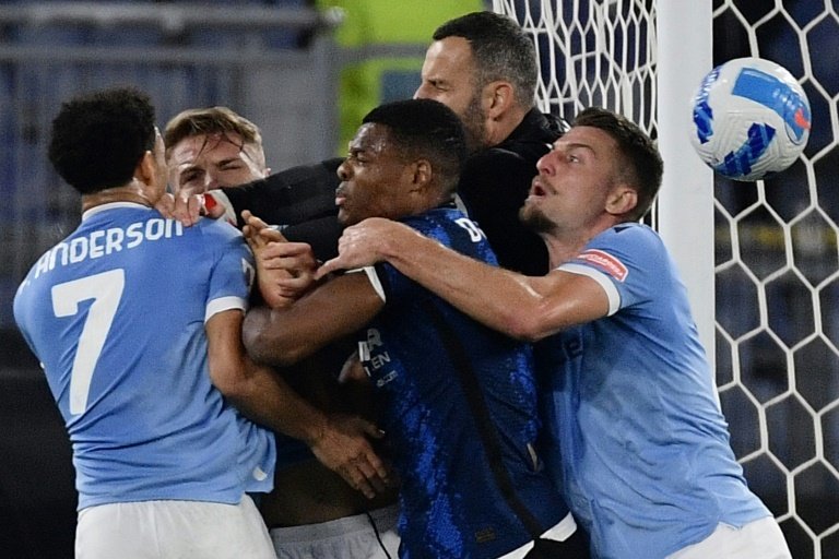 Huge fight between Lazio and Inter after Anderson's goal!