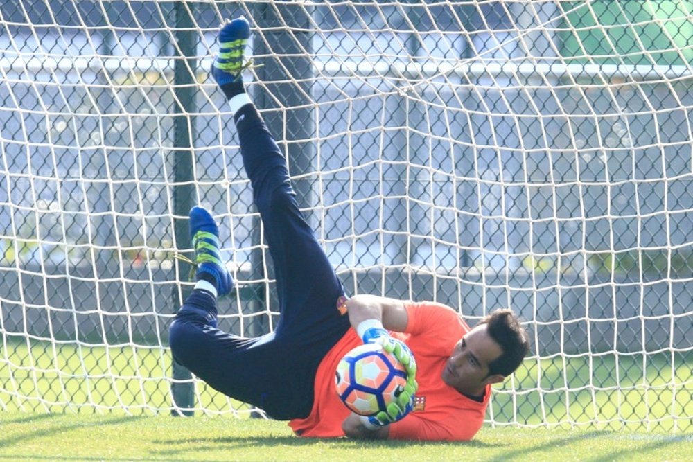 Chilean goalkeeper Claudio Bravo is transfering to Manchester City from Barcelona in a reported Â£17 million ($22 million, 20 million euro) deal