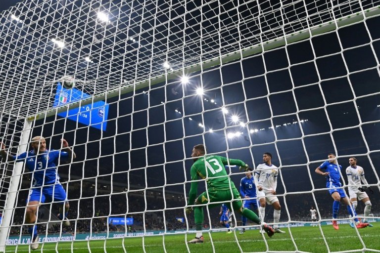 La Nazionale Azzurra ha perso 3-1 contro la Francia a San Siro, cedendo così il primato nel girone. Spalletti ha commentato la partita, evidenziando il gol subito su calcio piazzato e la difficoltà nel mantenere la calma durante il match.