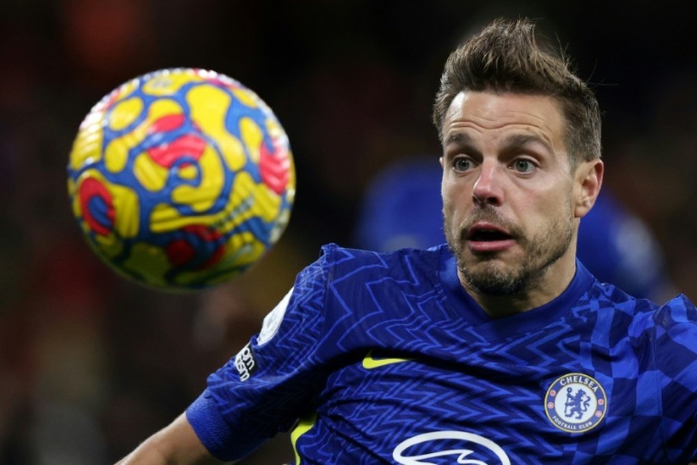 Azpilicueta escutará o Chelsea antes de decidir o seu futuro.AFP