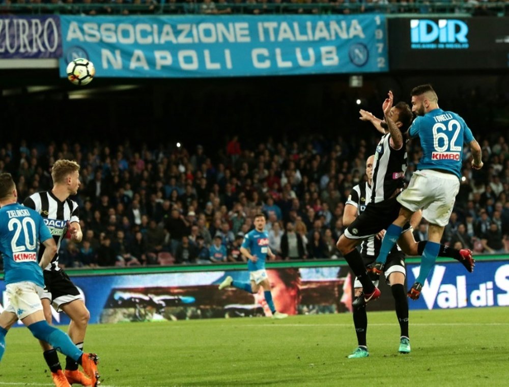 Napoli está agora a quatro pontos da Juventus.EFE