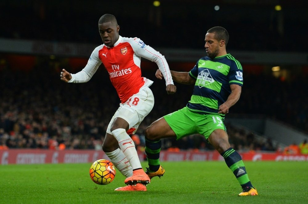 Campbell (L) is put under pressure by Swansea's Wayne Routledge. AFP