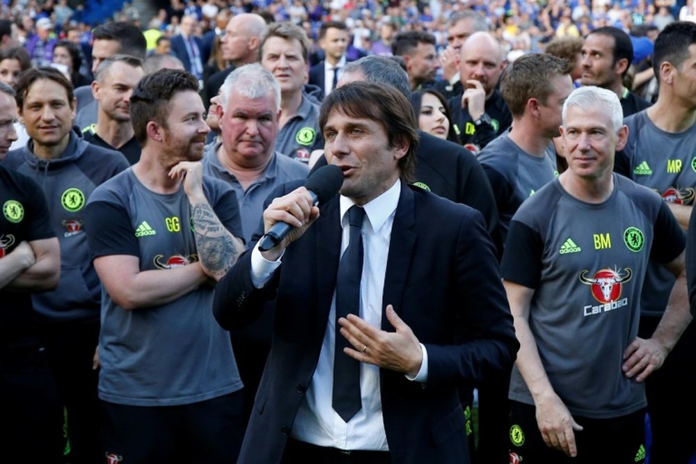 Chelseas head coach Antonio Conte (C) talks during the presentation ceremony