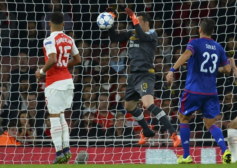 Arsenals goalkeeper David Ospina (C) drops the ball over the line from a corner taken by Olympiakoss midfielder Kostas Fortounis during a UEFA Champions League Group F football match at The Emirates Stadium in north London on September 29, 2015