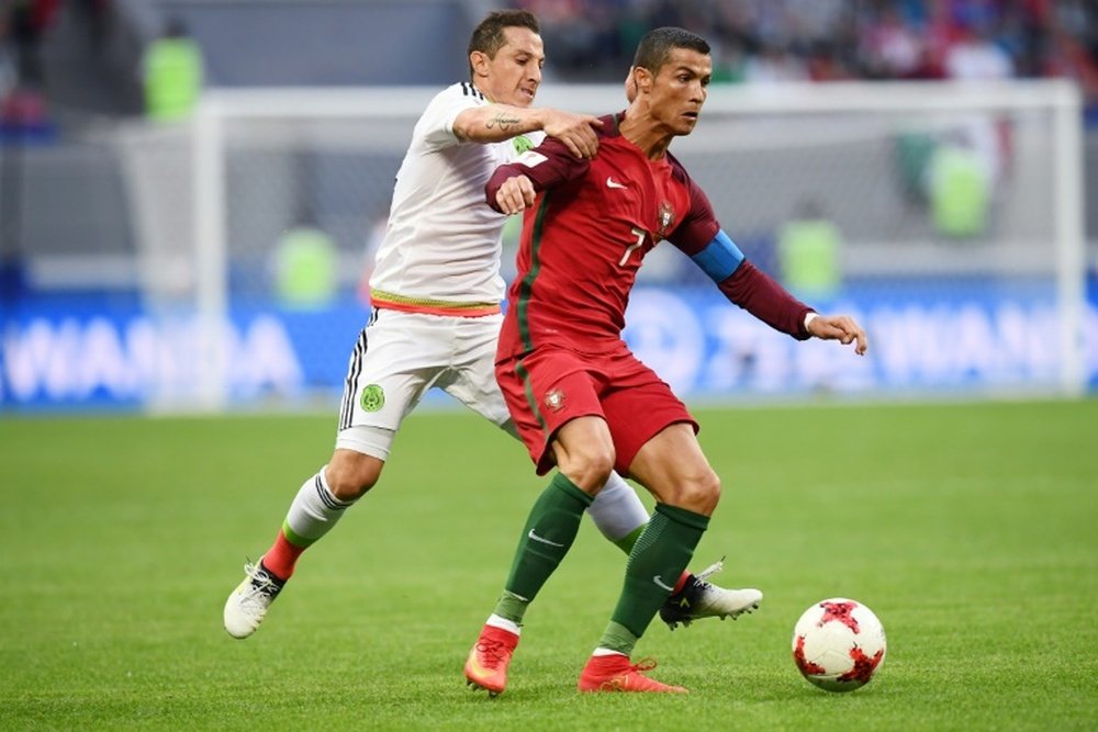 Le Portugais, Cristiano Ronaldo à la lutte contre le Mexicain Guardado en Confédérations. AFP