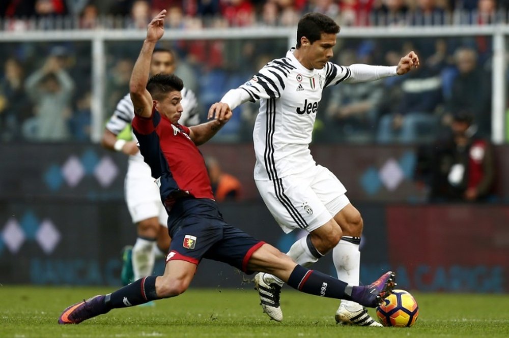 Genoas forward Giovanni Simeone (L) vies for the ball with Juventus Brazilian midfielder Anderson Hernanes during the Italian Serie A football match between Genoa and Juventus on November 27, 2016
