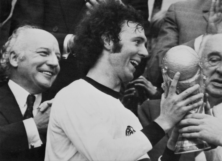Beckenbauer , con la Copa del Mundo