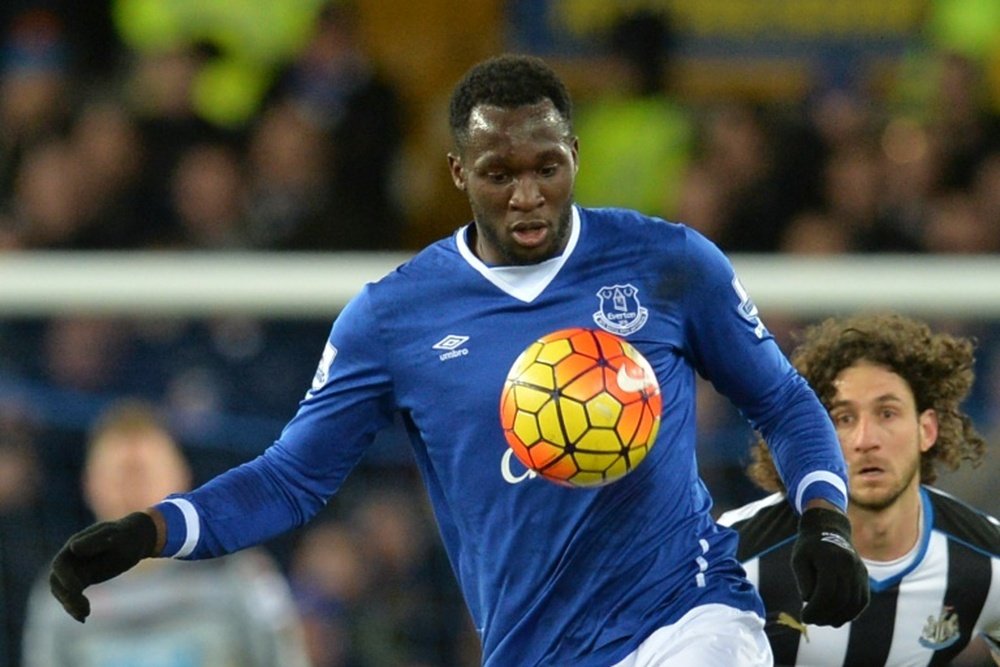 Striker Romelu Lukaku (L), seen in England on February 3, 2016, netted with an early penalty and Roberto Martinezs side ignored the howling wind and torrential rain at the Britannia Stadium