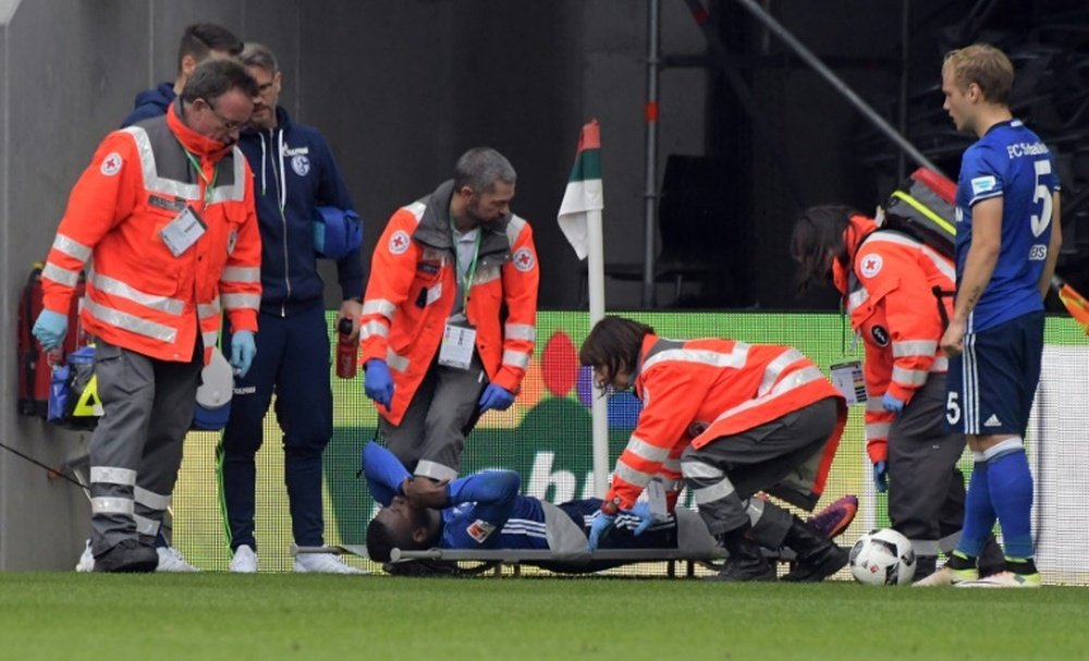 Breel Embolo is taken off the pitch on a stretcher after an injury in Schalke 04s game against FC Augsburg in Augsburg on October 15, 2016