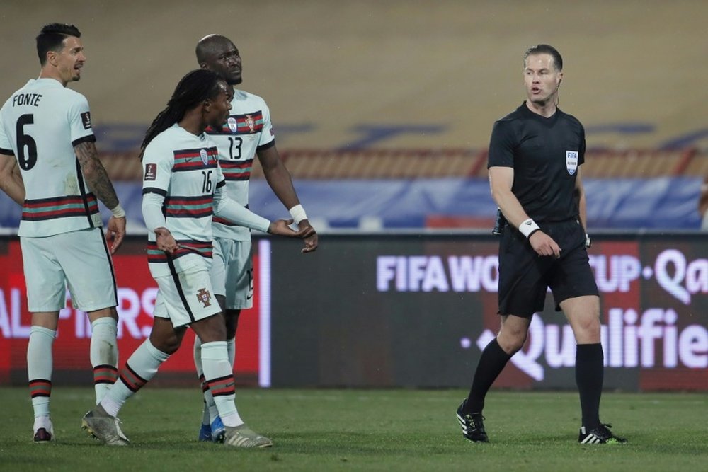 Árbitro Danny Makkelie se envolveu em polêmica no jogo entre Portugal e Servia. AFP