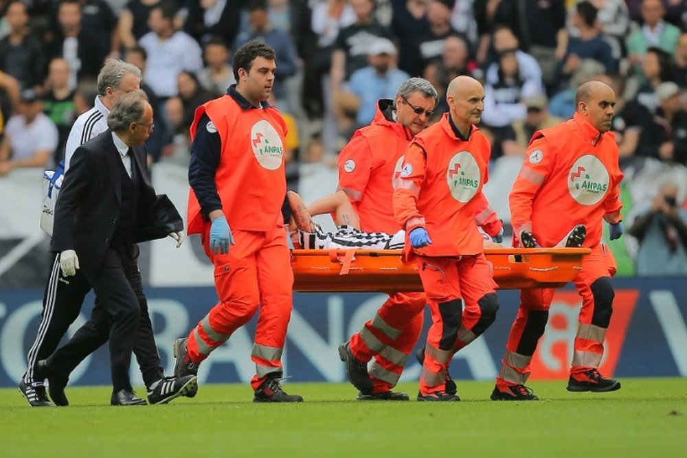 Juventus midfielder Claudio Marchisio leaves the pitch on a stretcher on April 17, 2016