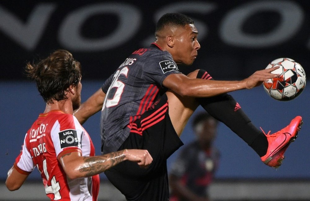 Carlos Vinicius afasta-se do Eintracht de Frankfurt.AFP