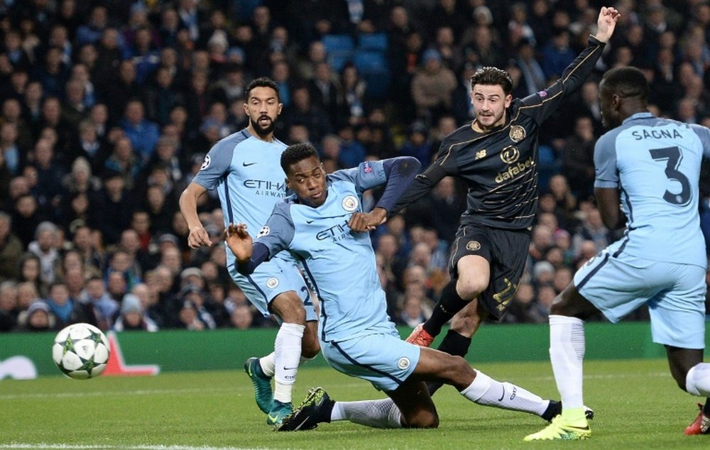 Adarabioyo durant un match de Ligue des champions avec Manchester City. AFP