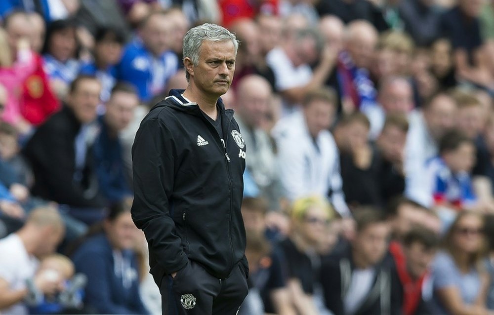 Manchester United boss Jose Mourinho shouts instructions to his players during the game. BeSoccer
