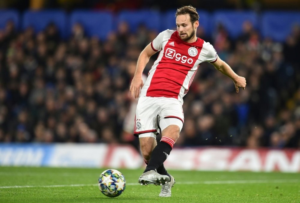 Blind vuelve a una convocatoria del Ajax. AFP