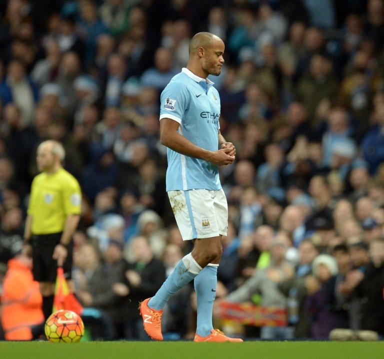 Manchester City defender Vincent Kompany leaves the pitch as he is substituted during the English Premier League match against Sunderland on December 26, 2015