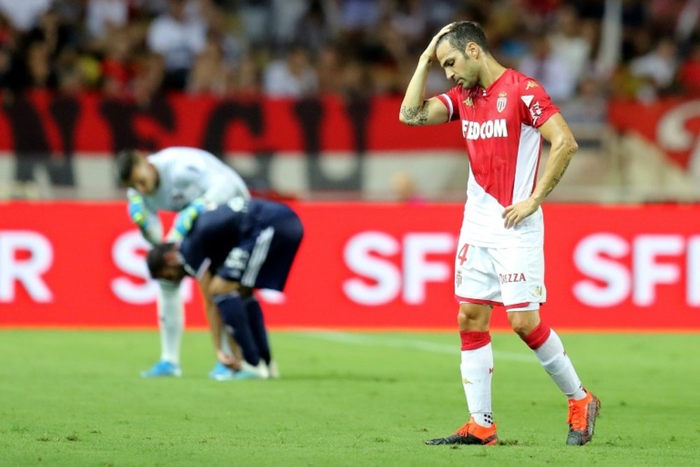 Cesc Fábregas fue sustituido en la Copa de la Liga por lesión. AFP