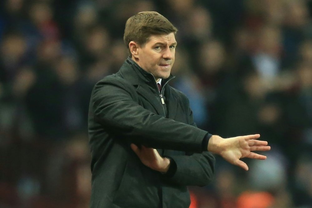 Skrtel ve a Gerrard entrenando al Liverpool en un futuro. AFP