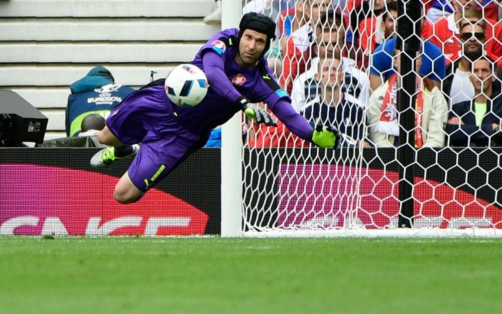 Le gardien de but Cech contre l'Espagne pendant l'Euro 2016.