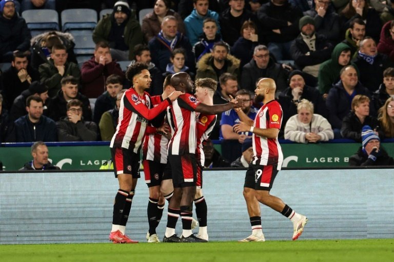 Brentford beat 10-man Brighton, Saints level late at West Ham