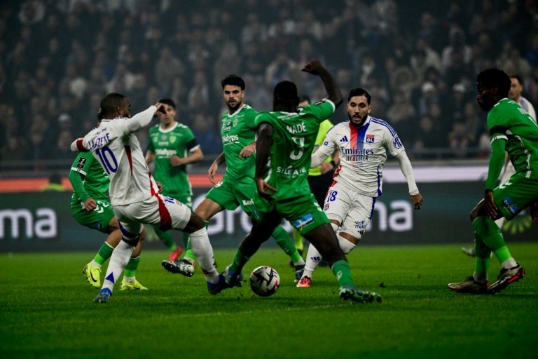 Marqué par son élimination cruelle jeudi à Manchester en Ligue Europa, Lyon doit se remobiliser dès dimanche avec un derby à Saint-Etienne, un match à gagner pour rebondir et rester dans la course à la Ligue des champions.