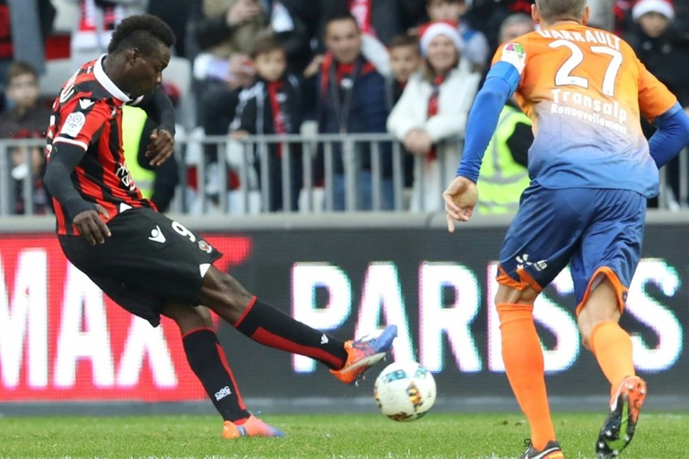 Nice forward Mario Balotelli (L) shoots a penalty to score against Dijon. AFP