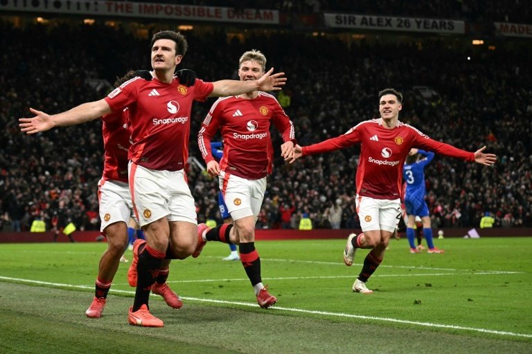 Man United strike late to progress in FA Cup fifth round after Leicester scare