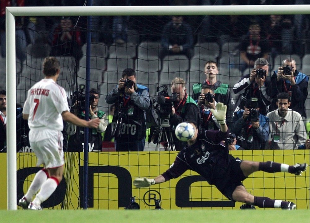 Dudek fue decisivo para la Champions del Liverpool en Estambul y el Arsenal aún espera. AFP